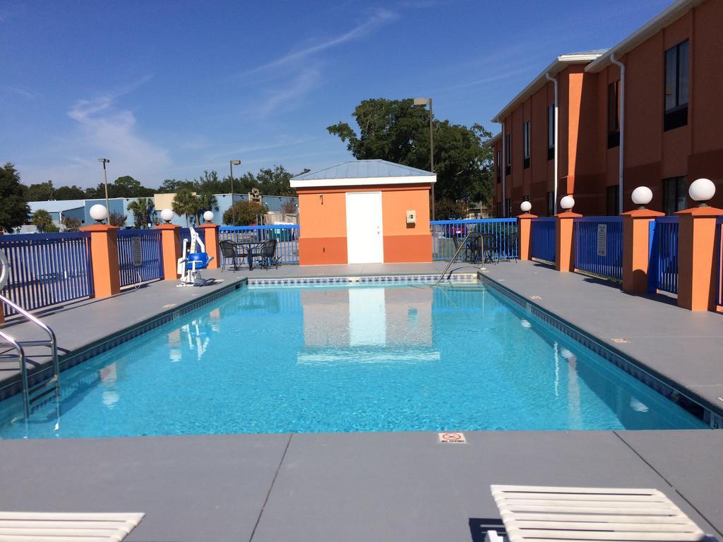 Luxury Suites Ferry Pass Exterior foto